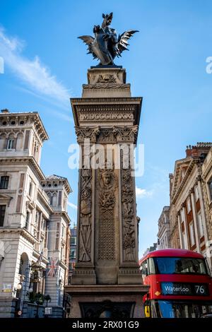 Das Temple Bar Memorial befindet sich in der Mitte der Straße neben den Royal Courts of Justice, Fleet Street, London, UK. Stockfoto