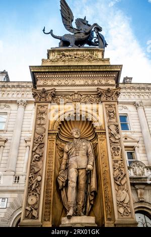 Das Temple Bar Memorial befindet sich in der Mitte der Straße neben den Royal Courts of Justice, Fleet Street, London, UK. Stockfoto