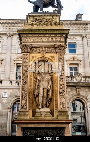 Das Temple Bar Memorial befindet sich in der Mitte der Straße neben den Royal Courts of Justice, Fleet Street, London, UK. Stockfoto