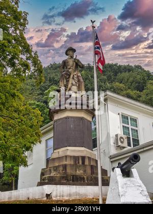 Statue eines Soldaten der Bürgerkriegsgewerkschaft mit Gewehr in der Hand, der auf einem Holzstapel in Pomeroy Ohio in der Nähe des Meigs County Courthouse sitzt Stockfoto