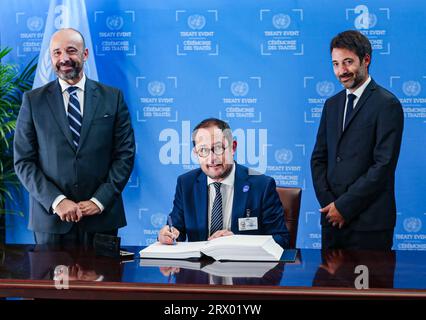 New York, New York, USA. September 2023. VINCENT VAN QUICKENBORNE, belgischer Justizminister, unterzeichnet den Übereinkommensvertrag nach dem Seerechtsübereinkommen der Vereinten Nationen über die Erhaltung und nachhaltige Nutzung der biologischen Vielfalt der Meere in Gebieten außerhalb der nationalen Gerichtsbarkeit. MIGUEL DE SERPA SOARES, Untergeneralsekretär der Vereinten Nationen für Recht und Rechtsbeistand der Vereinten Nationen, steht neben ihm. (Bild: © Bianca Otero/ZUMA Press Wire) NUR REDAKTIONELLE VERWENDUNG! Nicht für kommerzielle ZWECKE! Stockfoto