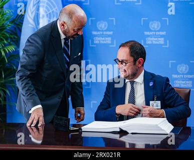 New York, New York, USA. September 2023. VINCENT VAN QUICKENBORNE, belgischer Justizminister, unterzeichnet den Übereinkommensvertrag nach dem Seerechtsübereinkommen der Vereinten Nationen über die Erhaltung und nachhaltige Nutzung der biologischen Vielfalt der Meere in Gebieten außerhalb der nationalen Gerichtsbarkeit. MIGUEL DE SERPA SOARES, Untergeneralsekretär der Vereinten Nationen für Recht und Rechtsbeistand der Vereinten Nationen, steht neben ihm. (Bild: © Bianca Otero/ZUMA Press Wire) NUR REDAKTIONELLE VERWENDUNG! Nicht für kommerzielle ZWECKE! Stockfoto