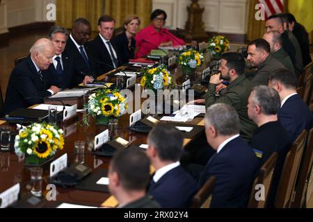 Der Präsident der Vereinigten Staaten Joe Biden und der ukrainische Präsident Wolodymyr Zelenskyj halten am Donnerstag, den 21. September 2023, ein erweitertes bilaterales Treffen im Ostraum des Weißen Hauses in Washington, DC, ab. Foto: Julia Nikhinson/UPI Stockfoto