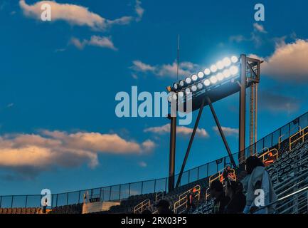 Stadionbeleuchtung am frühen Abend Stockfoto