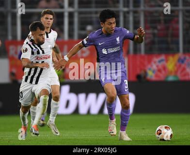 Linz, Österreich. September 2023. Wataru Endo (R) aus Liverpool bricht beim UEFA Europa League Gruppe E-Spiel 2023/2024 zwischen LASK Linz und Liverpool in Linz, Österreich, am 21. September 2023 durch. He Canling/Xinhua/Alamy Live News Stockfoto