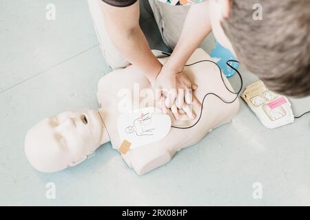Erste Hilfe Herz-Lungen-Wiederbelebung Kurs mit Hilfe automatisierter externer Defibrillator, AED. Stockfoto