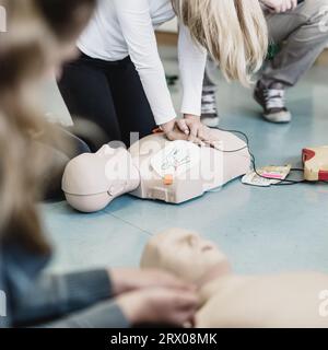 Erste Hilfe Herz-Lungen-Wiederbelebung Kurs mit Hilfe automatisierter externer Defibrillator, AED. Stockfoto
