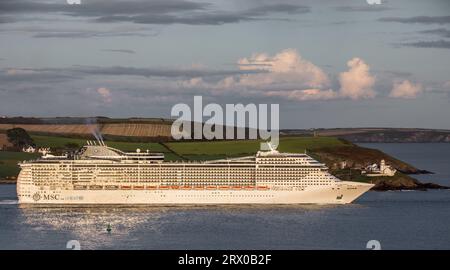 Churchbay, Crosshaven, Cork, Irland. September 2023. Am späten Abend passiert das Schiff MSC Preziosa den Leuchtturm Roches Point, Co Cork geht auf eine Reise nach Hamburg. David Creedon / Alamy Live News Stockfoto