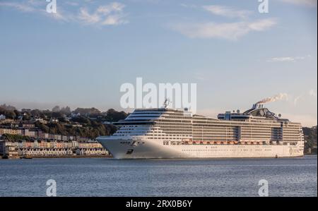 Cobh, Cork, Irland. September 2023. Das Kreuzfahrtschiff MSC Preziosa passiert die Häuser am Meer in Cobh auf dem Weg zum Tiefwasserplatz in Rinaskiddy, Co Cork, Irland. David Creedon / Alamy Live News Stockfoto