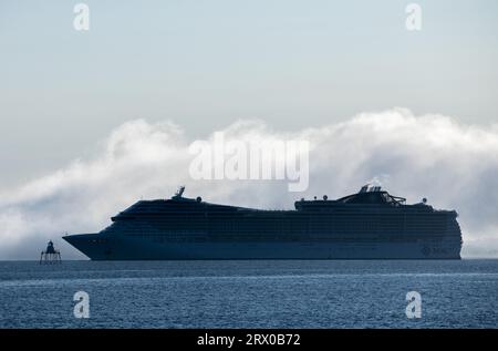 Cobh, Cork, Irland. September 2023. Das Kreuzfahrtschiff MSC Preziosa kommt im Hafen von Cork unter einer Nebelbank an, während sie zum Tiefwasserplatz in Ringaskiddy, Co. Cork fährt. David Creedon / Alamy Live News Stockfoto