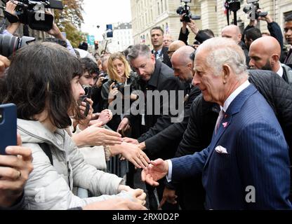 Paris, Frankreich. September 2023. König Charles lll begrüßt die Wohlhabenden, als er am 21. September 2023, am 2. Tag des Staatsbesuchs des Königspaares, in Richtung Notre-Dame de Paris in Paris geht. Foto von Alain Apaydin/ABACAPRESS.COM Credit: Abaca Press/Alamy Live News Stockfoto