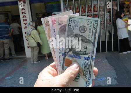 (230922) -- ANKARA, 22. September 2023 (Xinhua) -- dieses Foto, das am 21. September 2023 aufgenommen wurde, zeigt die Banknoten des US-Dollars und der türkischen Lira in Ankara, T¨¹rkiye. Die Zentralbank von T¨¹rkiye kündigte am Donnerstag eine Zinsanhebung um 5 Prozent an, um die wieder aufkommende Inflation zu bändigen, was als Zementierung einer Umkehr der unkonventionellen Politik der Vergangenheit angesehen wird, sagten Experten. (Mustafa Kaya/Handout über Xinhua) Stockfoto