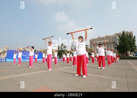 Luannan County, China - 12. August 2022: Die Menschen winken Bänder, um auf dem Platz Sport zu treiben. Stockfoto