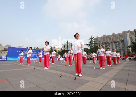 Luannan County, China - 12. August 2022: Die Menschen winken Bänder, um auf dem Platz Sport zu treiben. Stockfoto