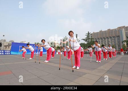 Luannan County, China - 12. August 2022: Die Menschen winken Bänder, um auf dem Platz Sport zu treiben. Stockfoto