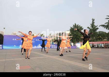 Luannan County, China - 12. August 2022: Die Menschen winken Bänder, um auf dem Platz Sport zu treiben. Stockfoto