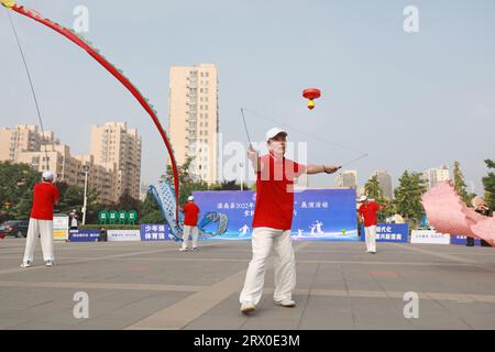 Luannan County, China - 12. August 2022: Die Menschen winken Bänder, um auf dem Platz Sport zu treiben. Stockfoto