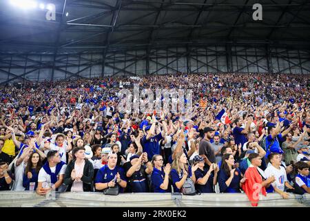 Marseille, Frankreich. September 2023. Zuschauer beim Rugby-WM-Spiel zwischen Frankreich und Namibia im Stade de Marseille am 21. September 2023 in Marseille, Frankreich. Foto von Baptiste Paquot/ABACAPRESS.COM Credit: Abaca Press/Alamy Live News Stockfoto