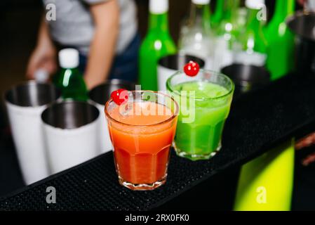 Bunte Cocktails an der Bar. Cocktails in Gläsern. Partygetränke. Stockfoto