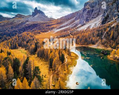 Herbstfarben auf dem Federa-See. Dolomiten von oben Stockfoto