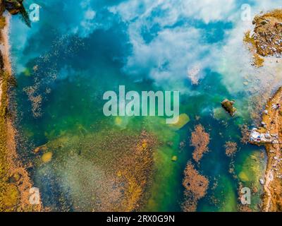 Herbstfarben auf dem Federa-See. Dolomiten von oben Stockfoto