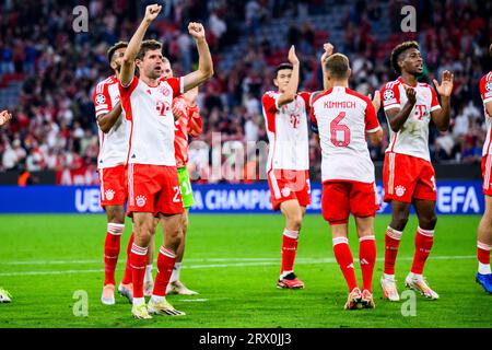 München, Deutschland. September 2023. Fußball: Champions League, Bayern München - Manchester United, Gruppenphase, Gruppe A, Spieltag 1, Allianz Arena. Münchens Thomas Müller (l) jubelt nach dem Spiel mit Münchens Min-jae Kim (l-r), Münchens Joshua Kimmich und Münchens Kingsley Coman zu. Quelle: Tom Weller/dpa/Alamy Live News Stockfoto