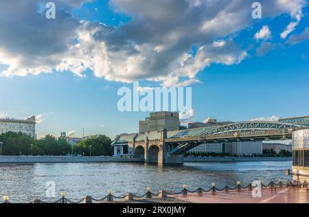 Puschkinsky-Brücke in Moskau bei wunderschönem Sonnenuntergang im Sommer. Atemberaubender Blick auf die Puschkinsky-Brücke bei Sonnenuntergang, Moskau, Russland. Stockfoto