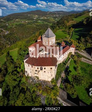 Val Isarco, Italien - Panoramaaussicht von der Luft auf die Trostburg (Castel Trostburg), eine Festung aus dem XII. Jahrhundert in den italienischen Dolomiten an einem sonnigen Sommer da Stockfoto