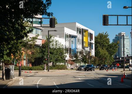 Moderne Wohnhäuser türmen in und um das historische Vancouver Chinatown Viertel, nahe East Vancouver. Stockfoto