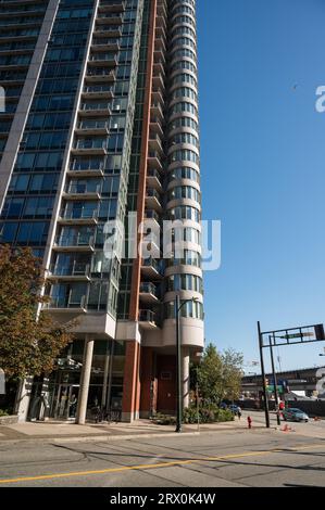 Moderne Wohnhäuser türmen in und um das historische Vancouver Chinatown Viertel, nahe East Vancouver. Stockfoto