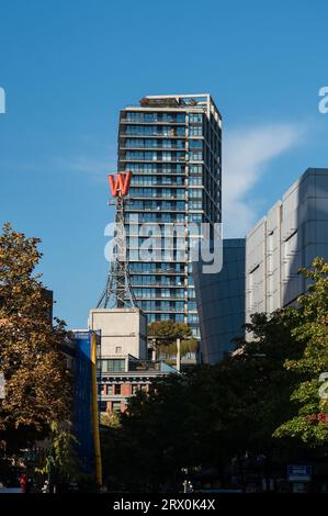 Moderne Wohnhäuser türmen in und um das historische Vancouver Chinatown Viertel, nahe East Vancouver. Stockfoto