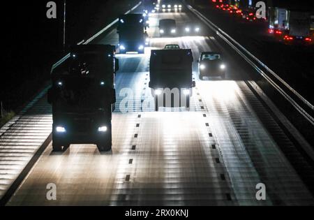 Schkeuditz, Deutschland. September 2023. Zahlreiche Pkw und Lkw fahren auf der A14 nachts und bei Regen in Richtung Magdeburg. Quelle: Jan Woitas/dpa/Alamy Live News Stockfoto