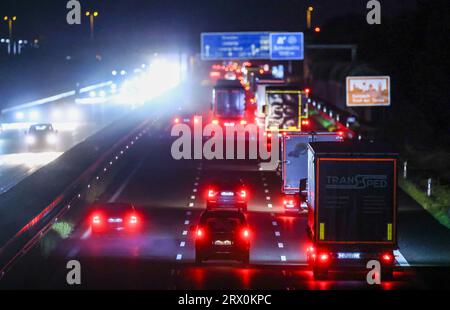 Schkeuditz, Deutschland. September 2023. Zahlreiche Pkw und Lkw fahren auf der A14 nachts und bei Regen in Richtung Dresden. Quelle: Jan Woitas/dpa/Alamy Live News Stockfoto