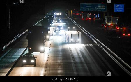 Schkeuditz, Deutschland. September 2023. Zahlreiche Pkw und Lkw fahren auf der A14 nachts und bei Regen in Richtung Magdeburg. Quelle: Jan Woitas/dpa/Alamy Live News Stockfoto