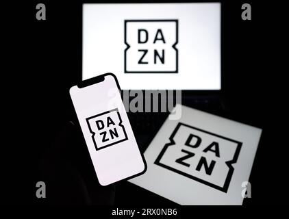 Dateifoto vom 30/03/23 des DAZN-Logos auf Gerätebildschirmen. Eine Lücke in der neuen Gesetzgebung, die es unregulierten Streaming-Diensten wie Amazon Prime, Apple TV und DAZN ermöglichen könnte, Live-Rechte an „Kronjuwelen“-Sportveranstaltungen zu erwerben, muss von der Regierung geschlossen werden, so ein neuer Bericht des Ausschusses für Kulturmedien und Sport. Stockfoto