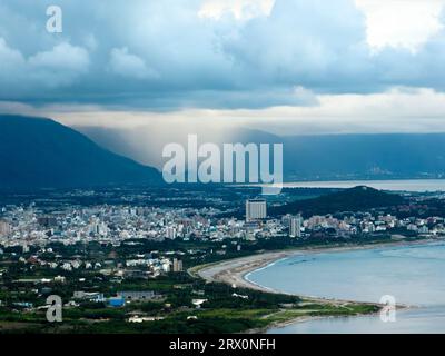 Dunkle stürmische Wolken bilden sich am trüben Himmel während der Regenzeit über der Stadt Stockfoto