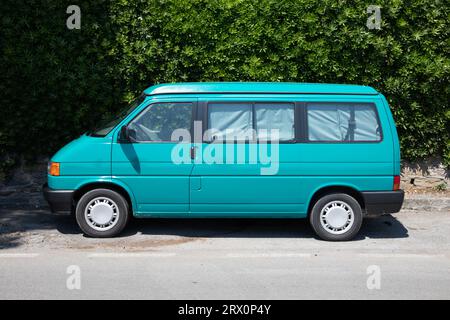 Bordeaux, Frankreich - 09 18 2023 : volkswagen Typ 4 Camper Van Bulli westfalia grün geparkt Stockfoto