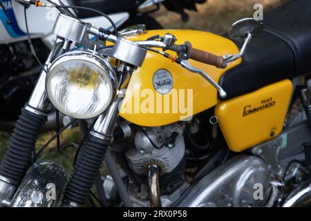 Bordeaux, Frankreich - 09 18 2023 : Norton 750 Commando Logo Marke und Textschild Motorrad auf Motor Retro alten Motor Vintage Motorrad Stockfoto