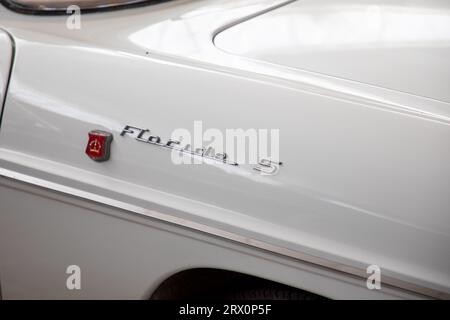 Bordeaux, Frankreich - 09 18 2023 : Renault Floride Logo Marke und Textschild Oldtimer Auto alte Vintage Retro-Fahrzeug Stockfoto