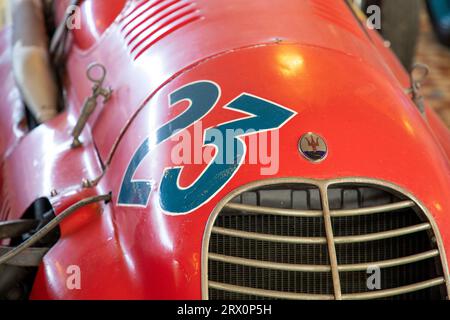 Talmont, Frankreich - 09 12 2023 : Maserati-Rennen 1948 Alexander Maserati Raffaella Speciale Italien Markentext und Logo-Zeichen von Autos Rennen Stockfoto