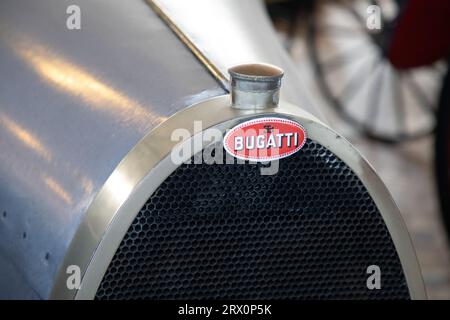 Bordeaux, Frankreich - 09 18 2023 : Bugatti Logo Marke und Textschild Automobiles französischer Heizkörper Auto des Herstellers von Hochleistungsauto Stockfoto