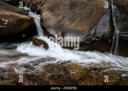 Meenmutty Falls liegt 29 km von Kalpetta im Wayanad District in Kerala, ein dreistufiger Wasserfall mit einer Höhe von 300 Metern. Stockfoto