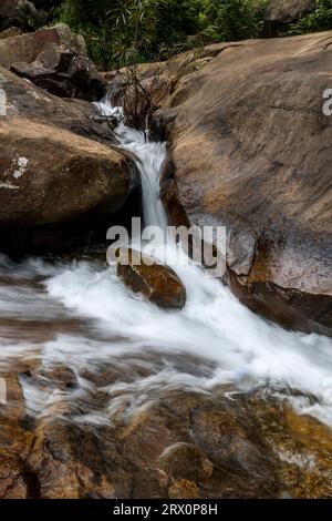 Meenmutty Falls liegt 29 km von Kalpetta im Wayanad District in Kerala, ein dreistufiger Wasserfall mit einer Höhe von 300 Metern. Stockfoto