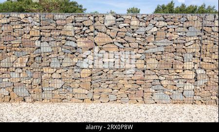 Hintergrund Gabionenzaun große Käfigwandfassade des Wandgebäudes Stockfoto