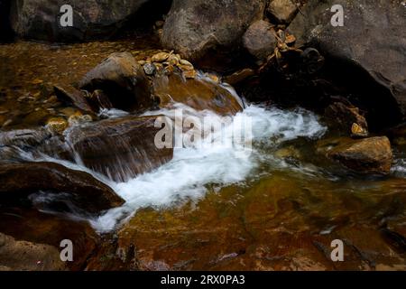 Meenmutty Falls liegt 29 km von Kalpetta im Wayanad District in Kerala, ein dreistufiger Wasserfall mit einer Höhe von 300 Metern. Stockfoto