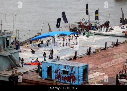 20. September 2023, Chittagong, Karnaphuli River, Bangladesch: Fischer, die Netze reparieren, um im Meer zu fischen, sitzen auf dem Sandbagger im Karnaphuli-Fluss von Chittagong, Bangladesch. (Bild: © Mohammed Shajahan/ZUMA Press Wire) NUR REDAKTIONELLE VERWENDUNG! Nicht für kommerzielle ZWECKE! Stockfoto