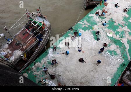 20. September 2023, Chittagong, Karnaphuli River, Bangladesch: Fischer, die Netze reparieren, um im Meer zu fischen, sitzen auf dem Sandbagger im Karnaphuli-Fluss von Chittagong, Bangladesch. (Bild: © Mohammed Shajahan/ZUMA Press Wire) NUR REDAKTIONELLE VERWENDUNG! Nicht für kommerzielle ZWECKE! Stockfoto