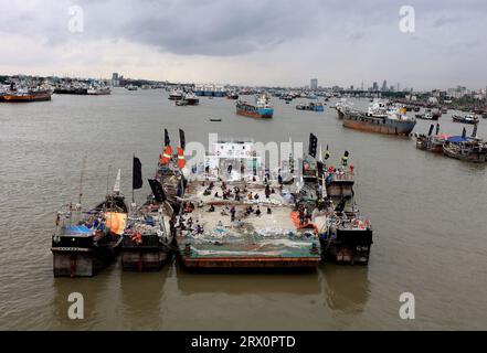 20. September 2023, Chittagong, Karnaphuli River, Bangladesch: Fischer, die Netze reparieren, um im Meer zu fischen, sitzen auf dem Sandbagger im Karnaphuli-Fluss von Chittagong, Bangladesch. (Bild: © Mohammed Shajahan/ZUMA Press Wire) NUR REDAKTIONELLE VERWENDUNG! Nicht für kommerzielle ZWECKE! Stockfoto