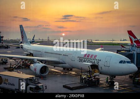 Hongkong, China - Dragonair-Flugzeug am Flughafen Stockfoto