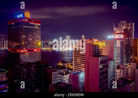 Hongkong, China - die Skyline der Stadt wird nachts beleuchtet Stockfoto
